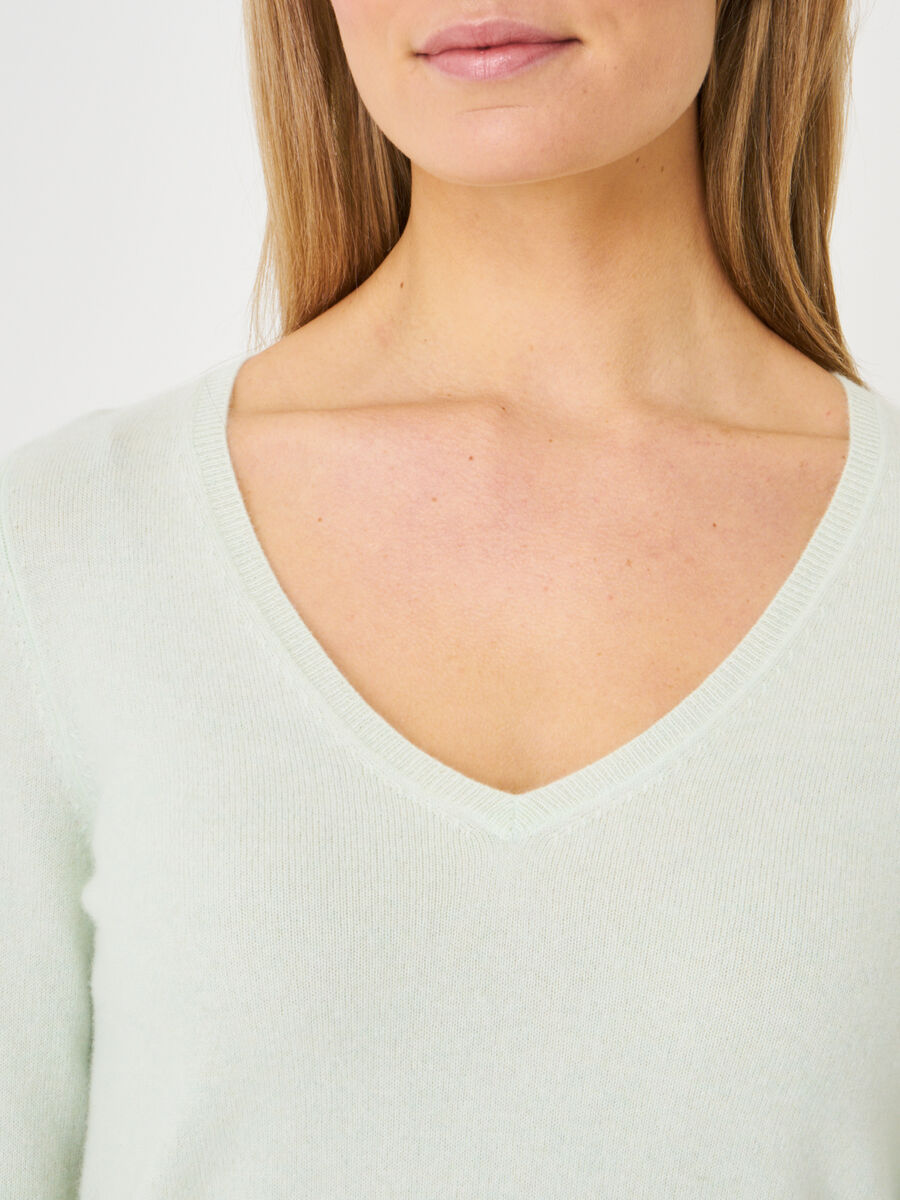 Basic organic cashmere v-neck jumper image number 146