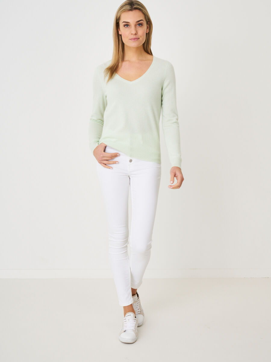 Basic organic cashmere v-neck jumper image number 147