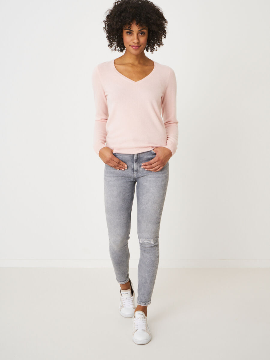 Basic organic cashmere v-neck jumper image number 155