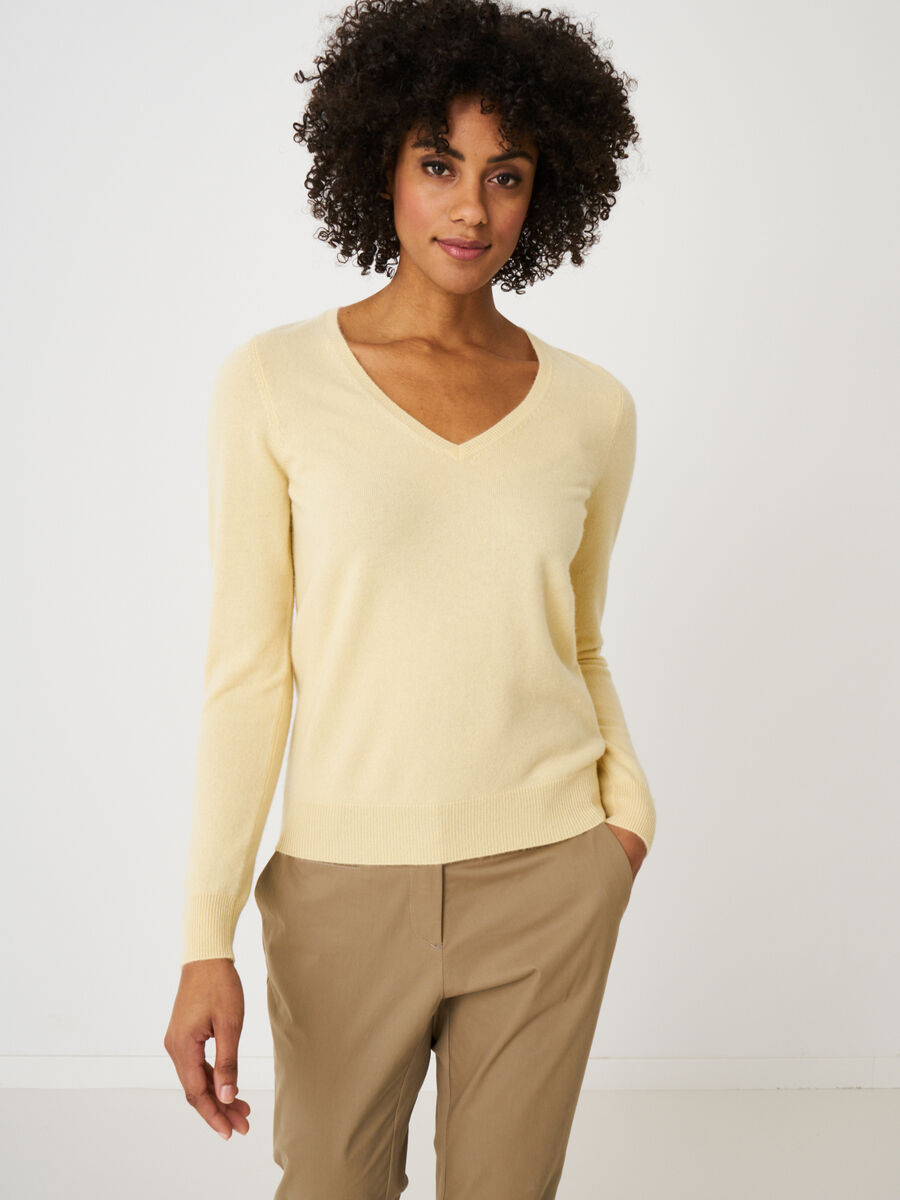 Basic organic cashmere v-neck jumper image number 156