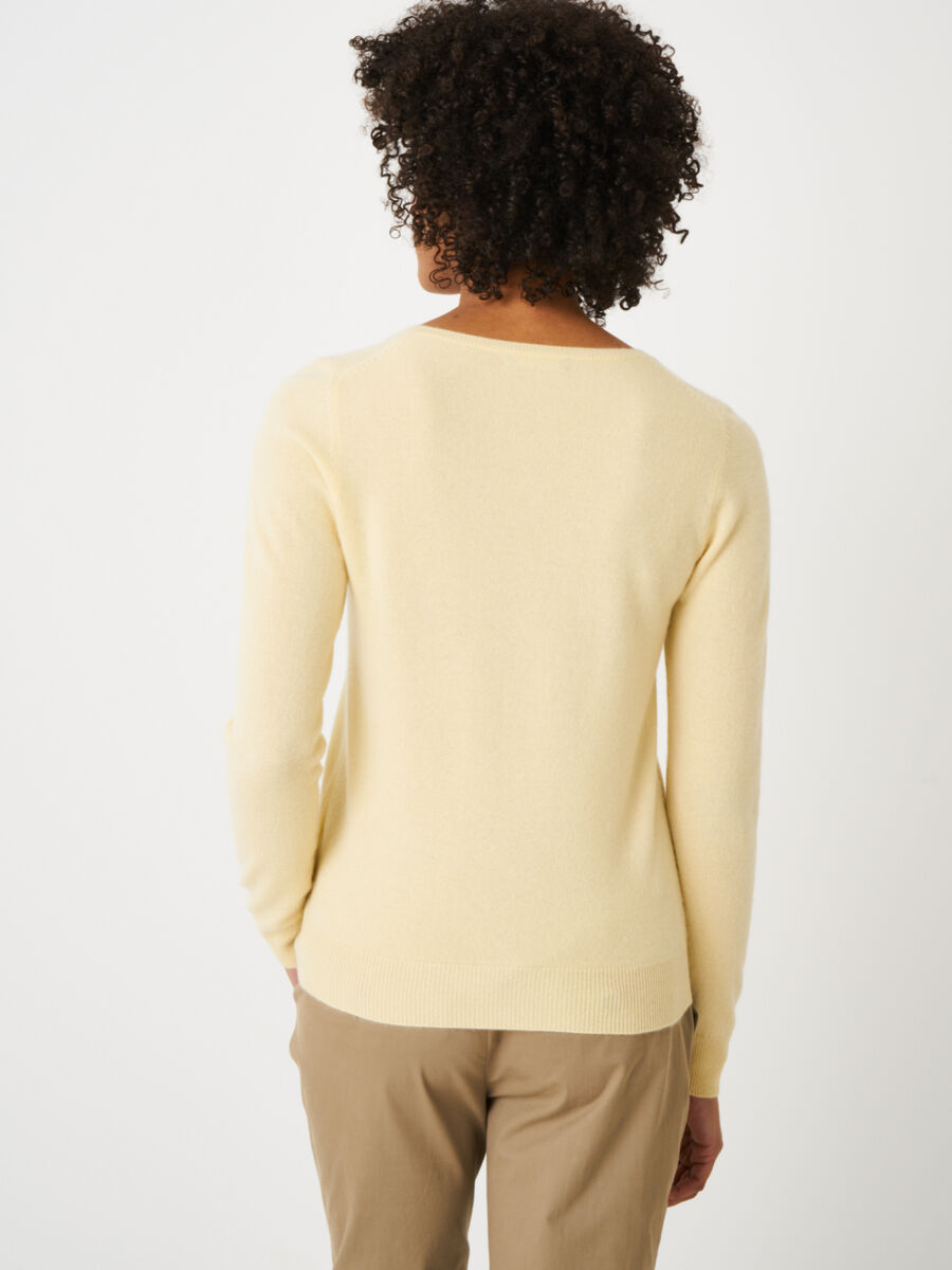 Basic organic cashmere v-neck jumper image number 157