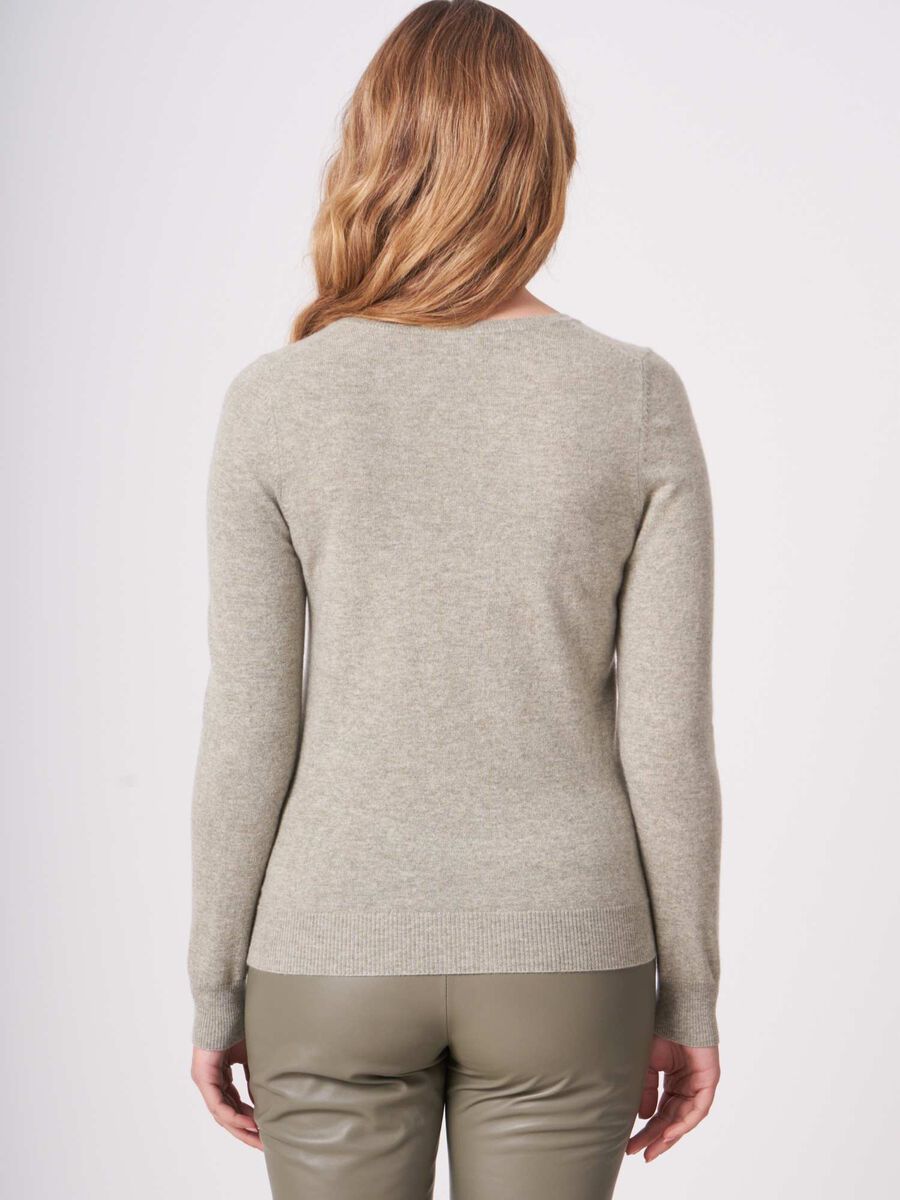 Basic organic cashmere v-neck jumper image number 165