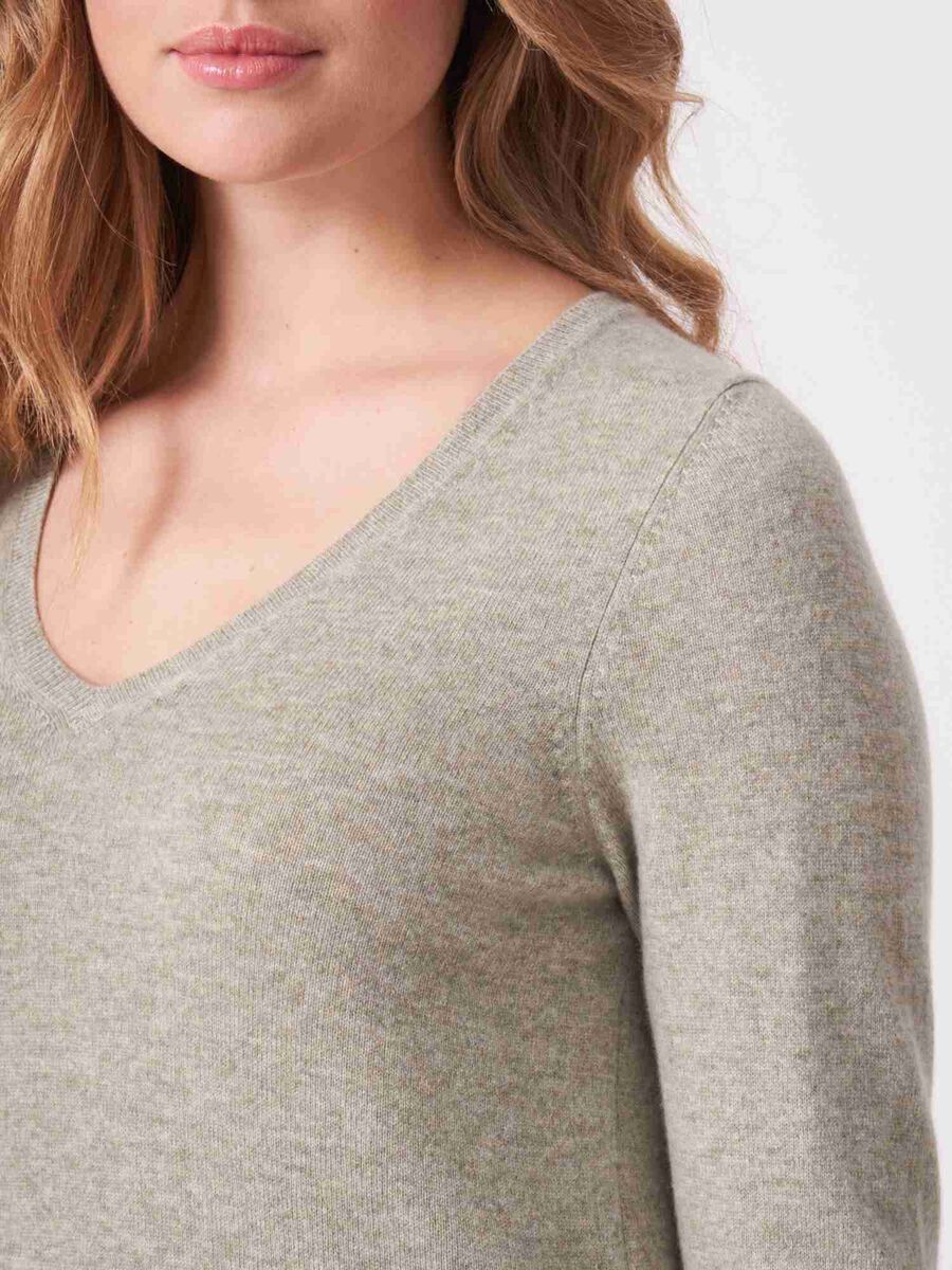 Basic organic cashmere v-neck jumper image number 166