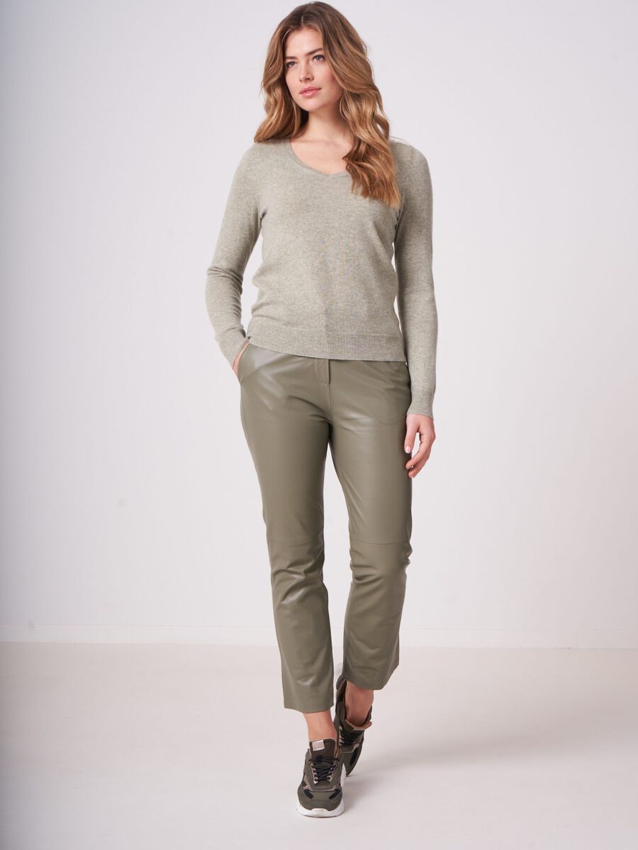 Basic organic cashmere v-neck jumper image number 167