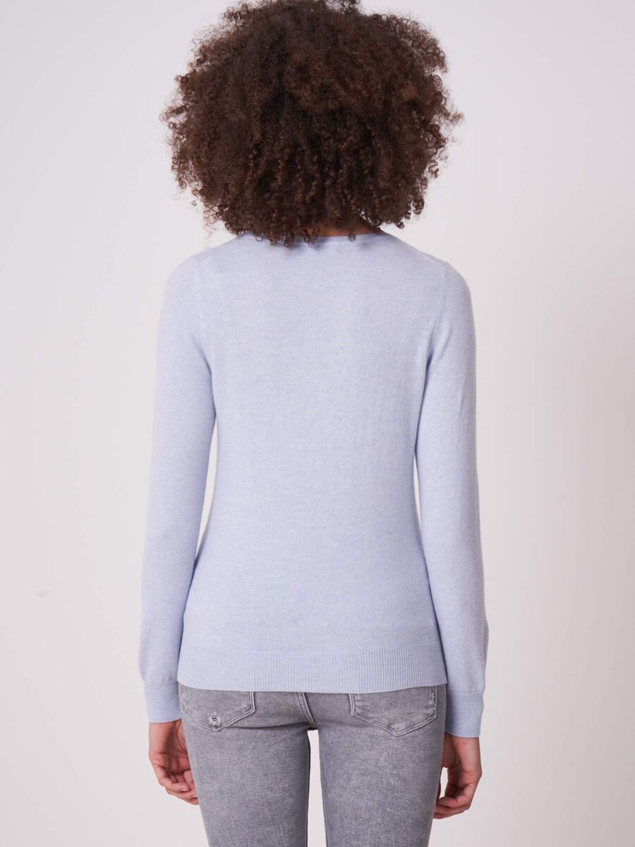 Basic organic cashmere v-neck jumper image number 169