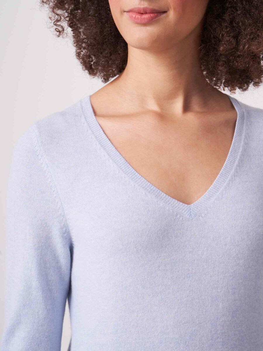 Basic organic cashmere v-neck jumper image number 170