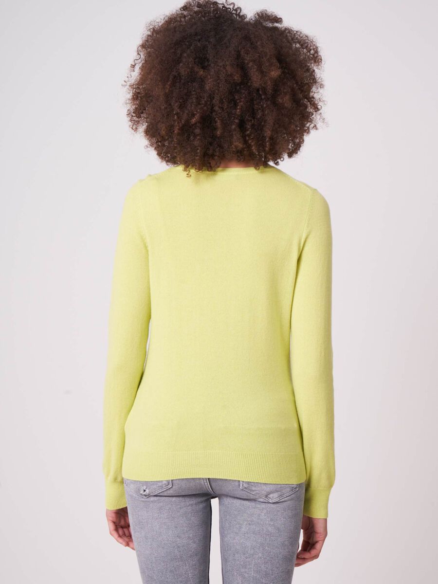 Basic organic cashmere v-neck jumper image number 173