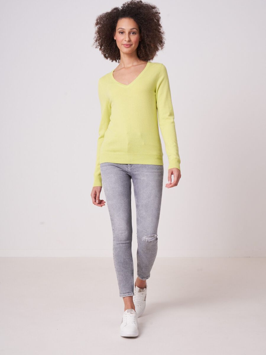 Basic organic cashmere v-neck jumper image number 175
