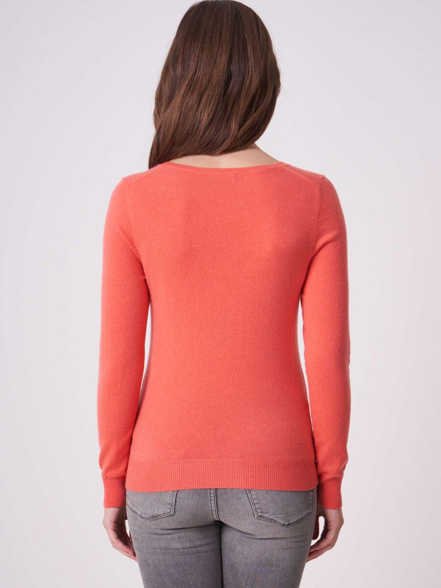 Basic organic cashmere v-neck jumper image number 177