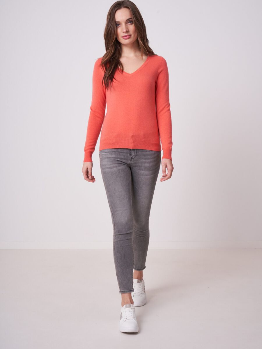 Basic organic cashmere v-neck jumper image number 179