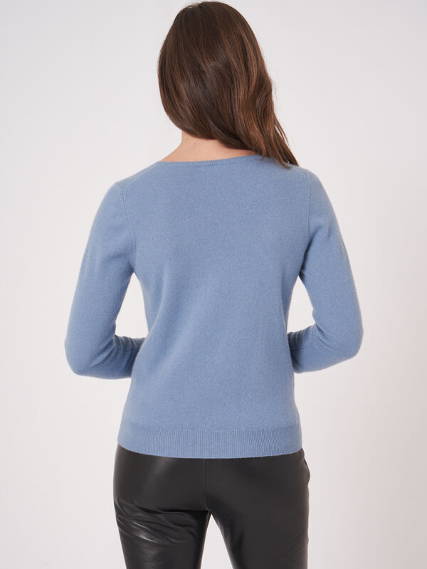 Basic organic cashmere v-neck jumper image number 1