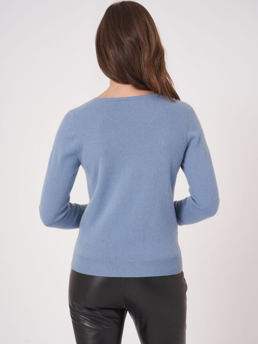 Basic organic cashmere v-neck jumper image number 1