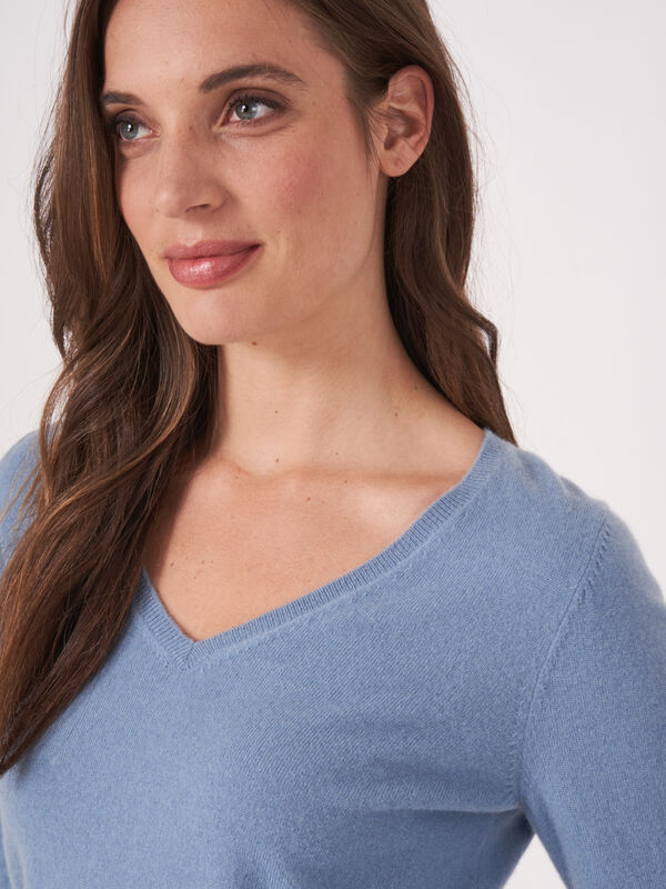 Basic organic cashmere v-neck jumper image number 2