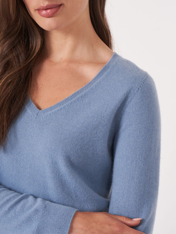 Basic organic cashmere v-neck jumper image number 3