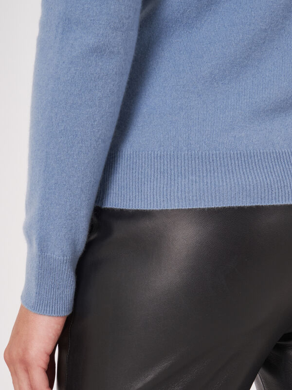 Basic organic cashmere v-neck jumper image number 4