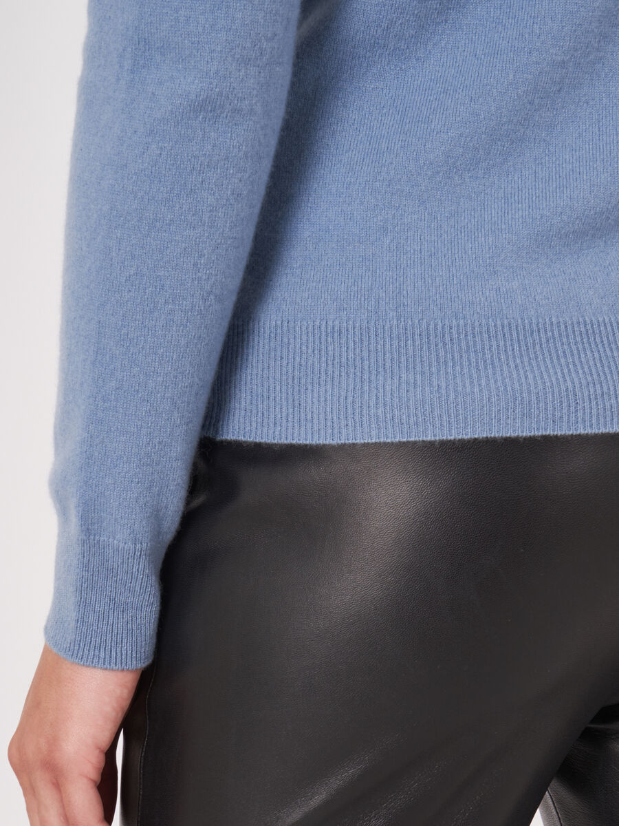 Basic organic cashmere v-neck jumper image number 4