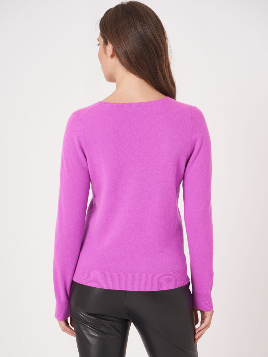 Basic organic cashmere v-neck jumper image number 71