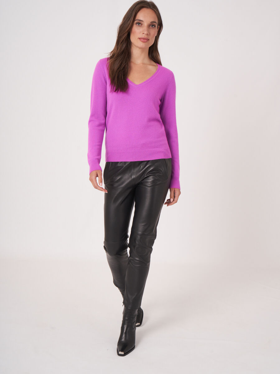 Basic organic cashmere v-neck jumper image number 74