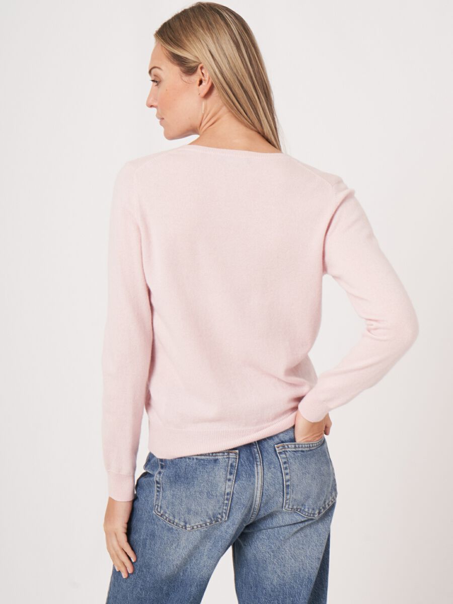 Basic organic cashmere v-neck jumper image number 39