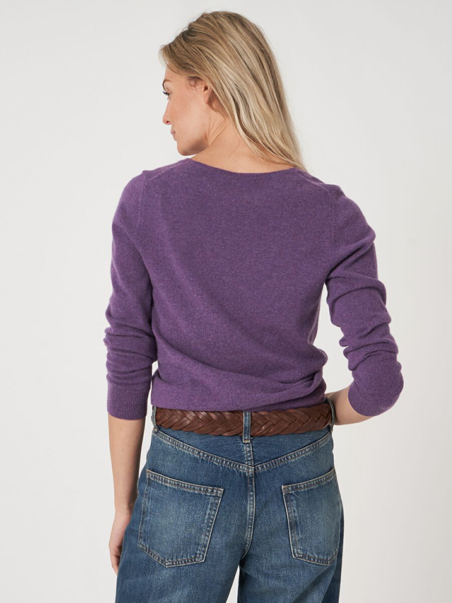 Basic organic cashmere v-neck jumper image number 49