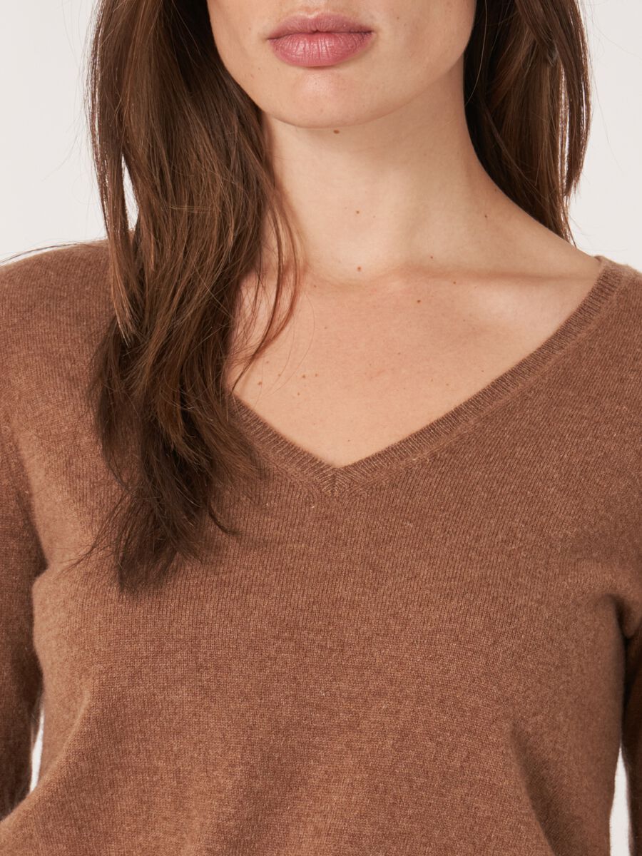 Basic organic cashmere v-neck jumper image number 2
