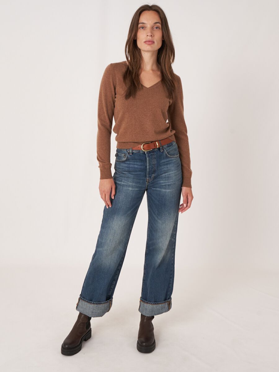 Basic organic cashmere v-neck jumper image number 4