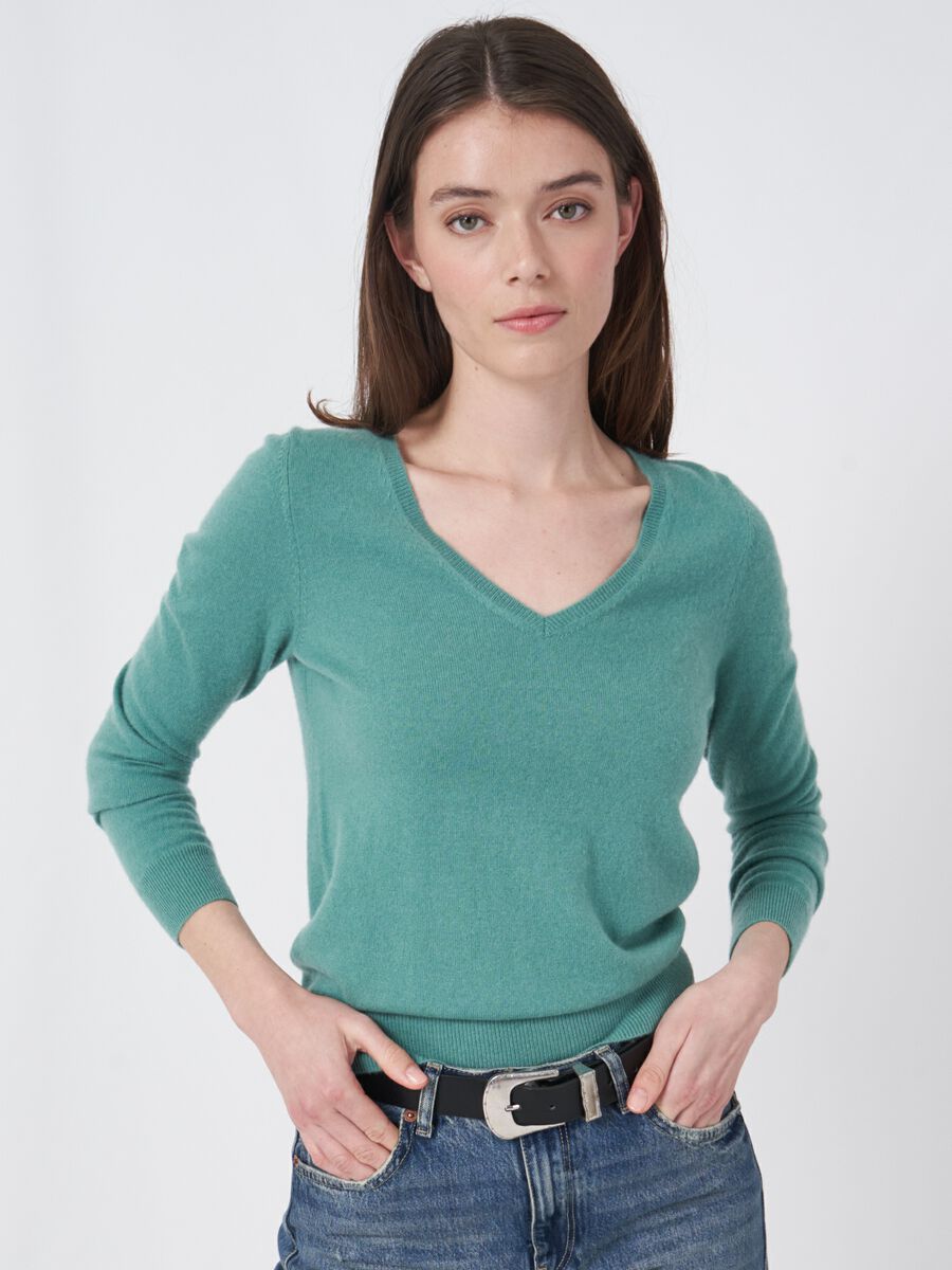 Basic organic cashmere v-neck jumper image number 28