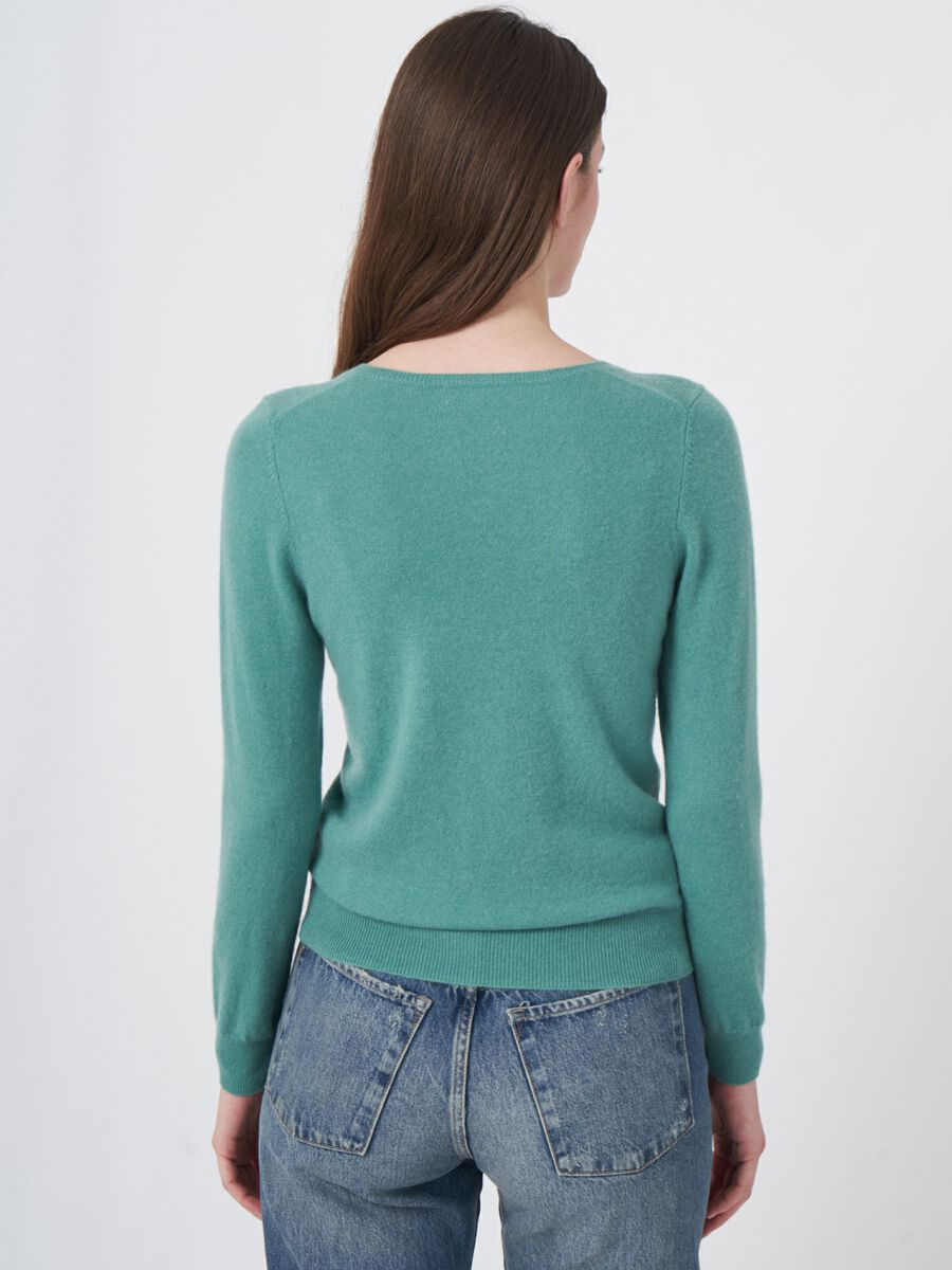 Basic organic cashmere v-neck jumper image number 31