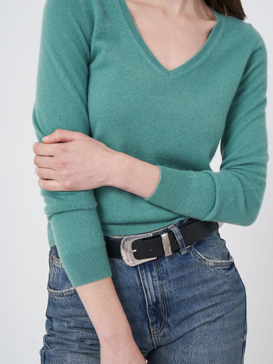 Basic organic cashmere v-neck jumper image number 30