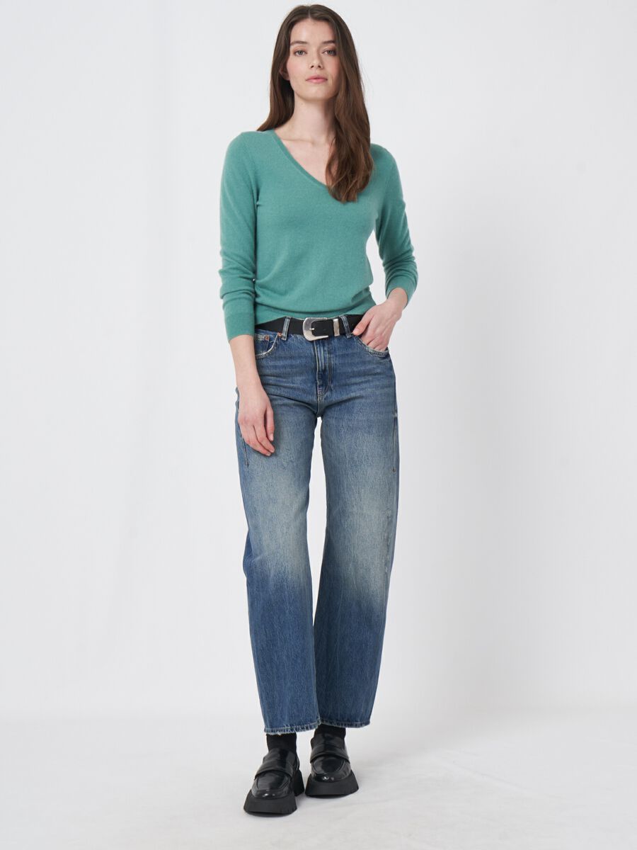 Basic organic cashmere v-neck jumper image number 32