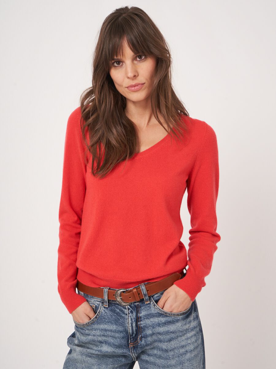 Basic organic cashmere v-neck jumper image number 23