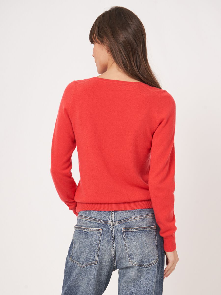 Basic organic cashmere v-neck jumper image number 26