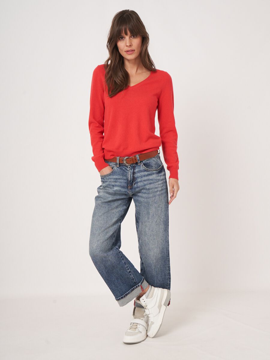 Basic organic cashmere v-neck jumper image number 27