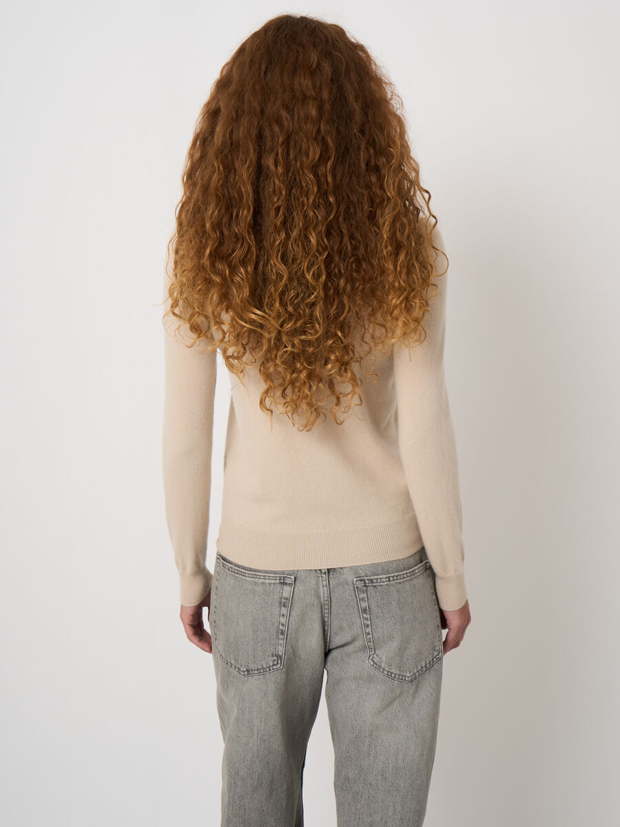 Essential 100% cashmere v-neck jumper image number 2