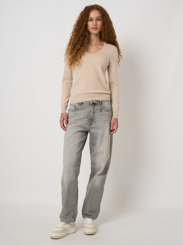 Pull col V en cachemire 100% essentiel image number 3