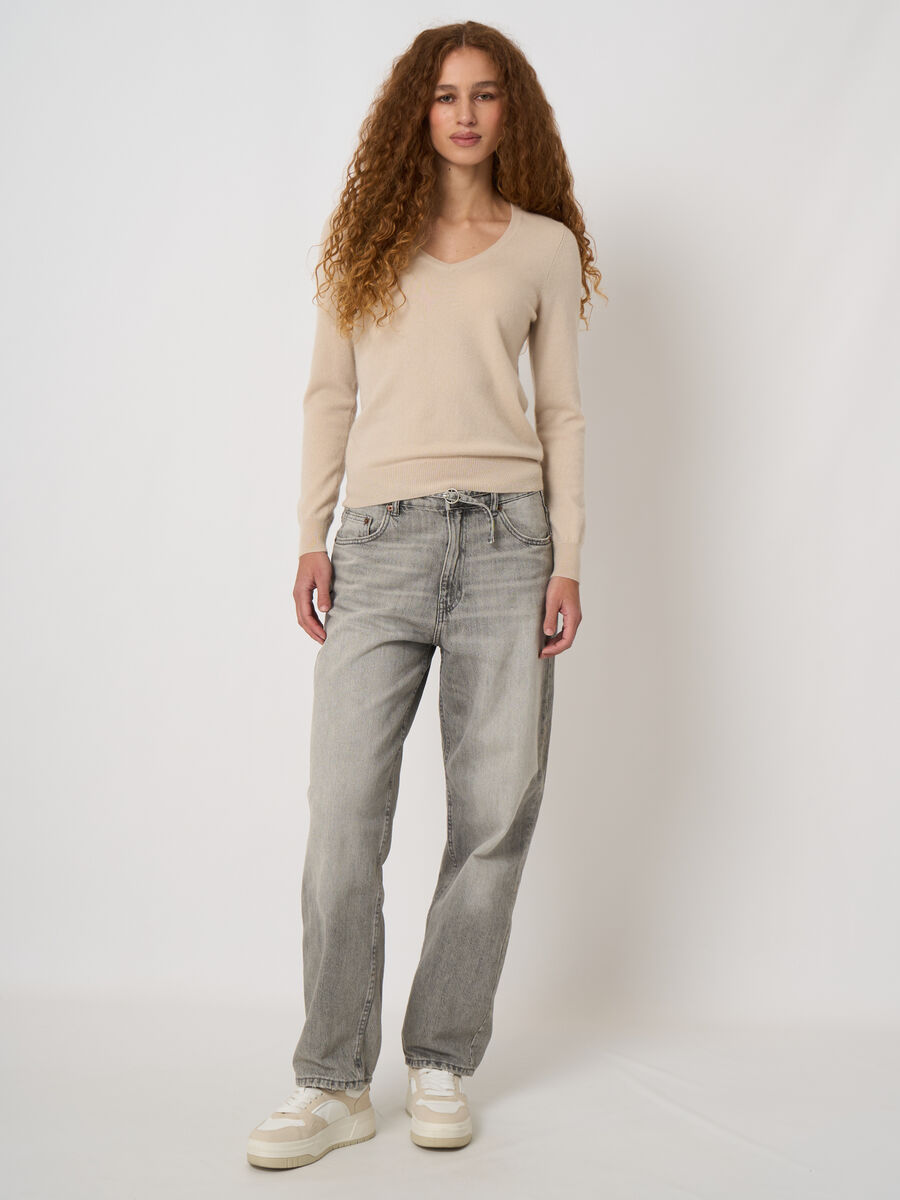 Essential 100% cashmere v-neck jumper image number 3