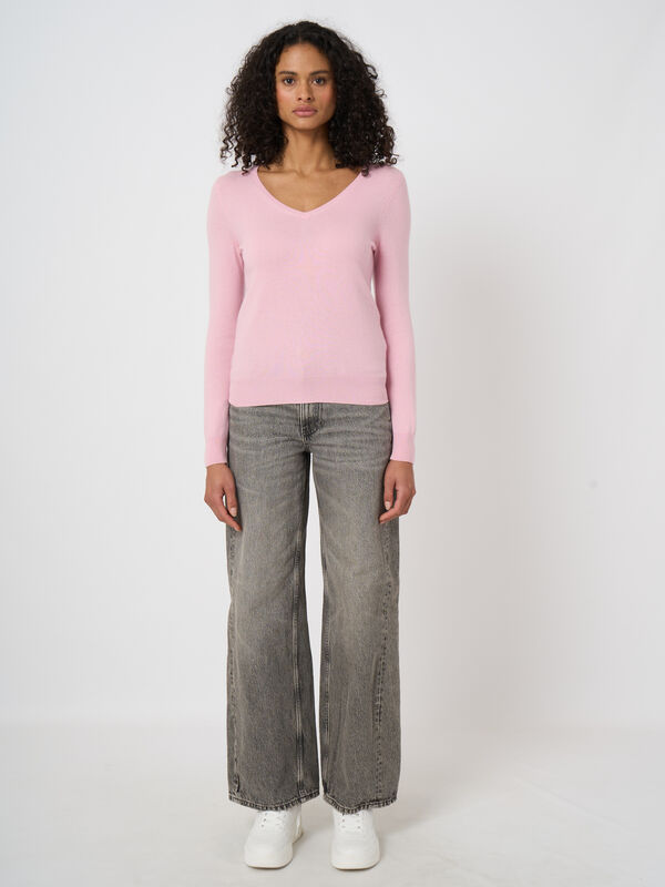 Essential 100% cashmere v-neck jumper image number 2