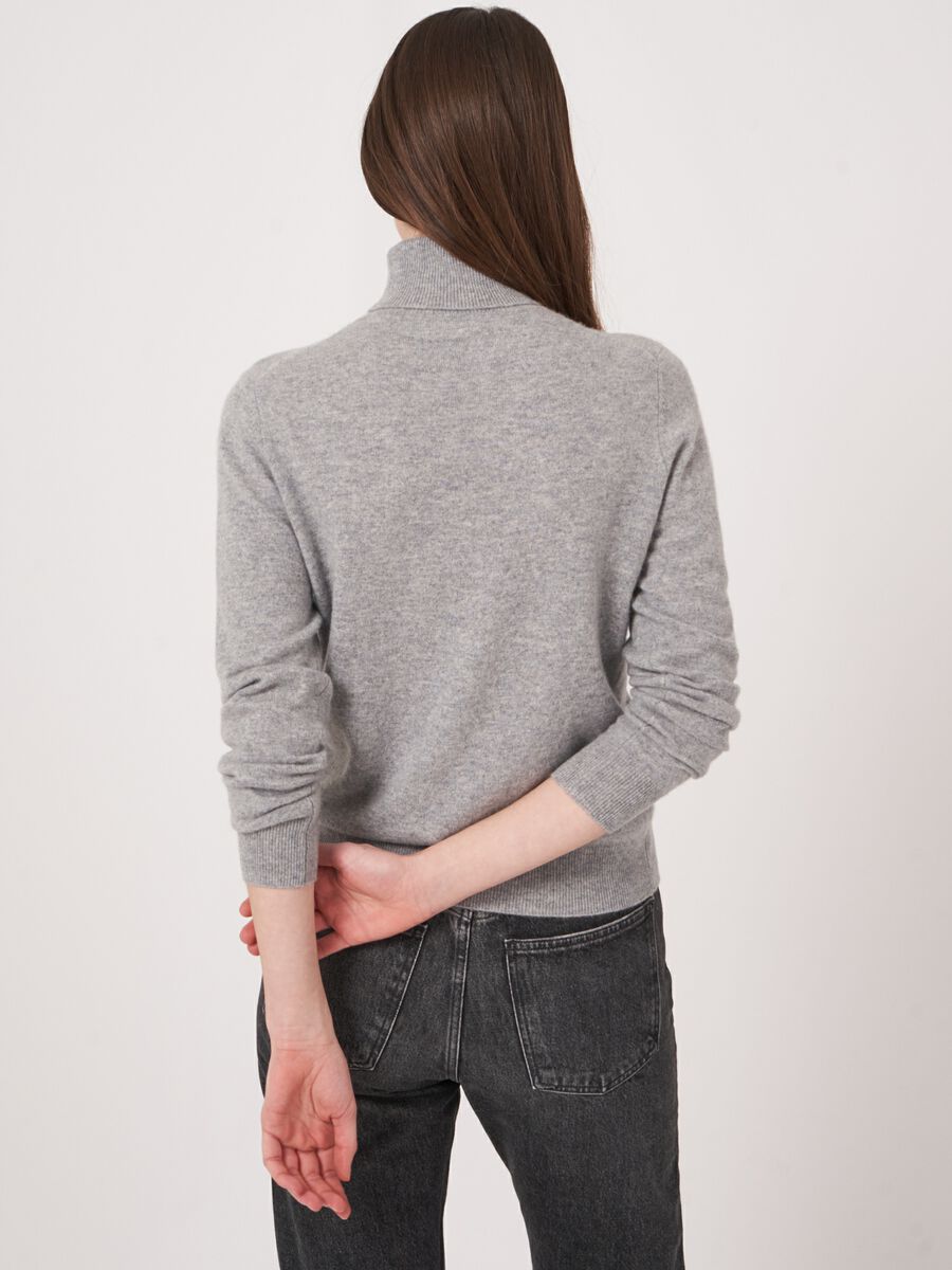 Pull basique à col roulé en cachemire biologique image number 3