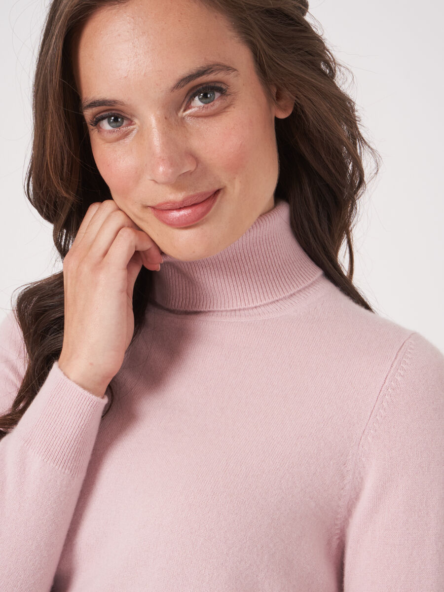 Basic organic cashmere turtleneck sweater image number 3