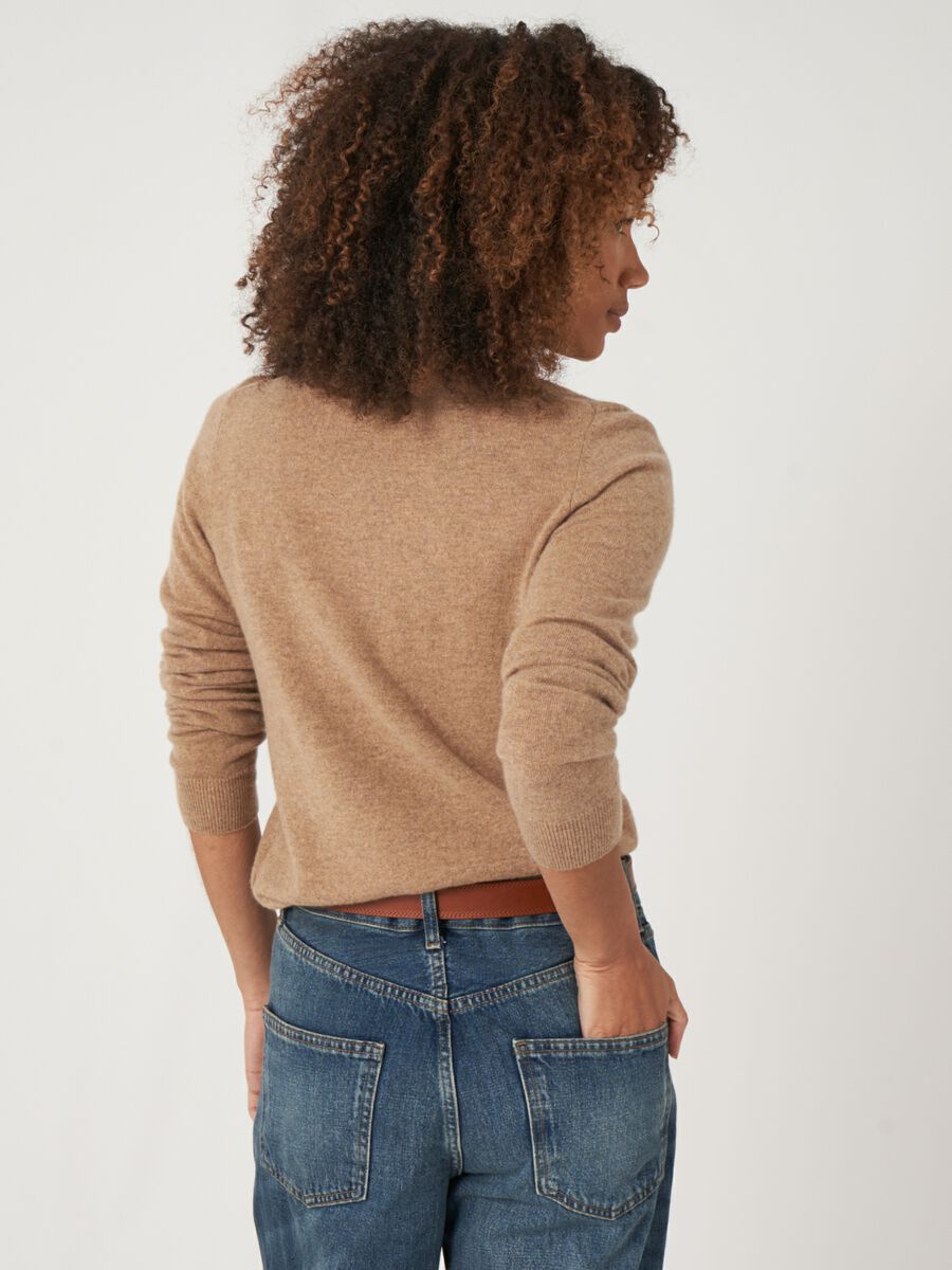 Pull basique à col roulé en cachemire biologique image number 1