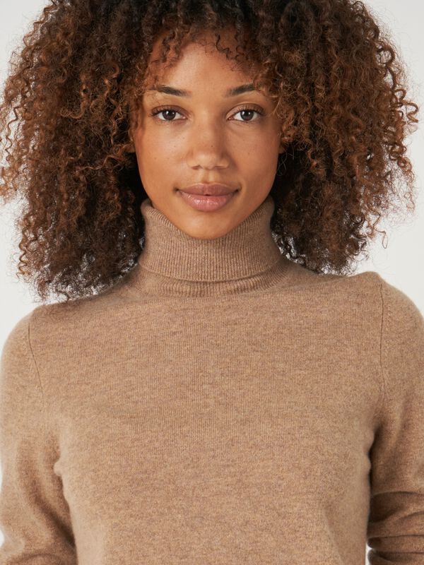 Pull basique &agrave; col roul&eacute; en cachemire biologique image number 3