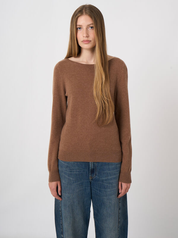 Fine-Knit Organic Cashmere Boat-Neck Sweater image number 3