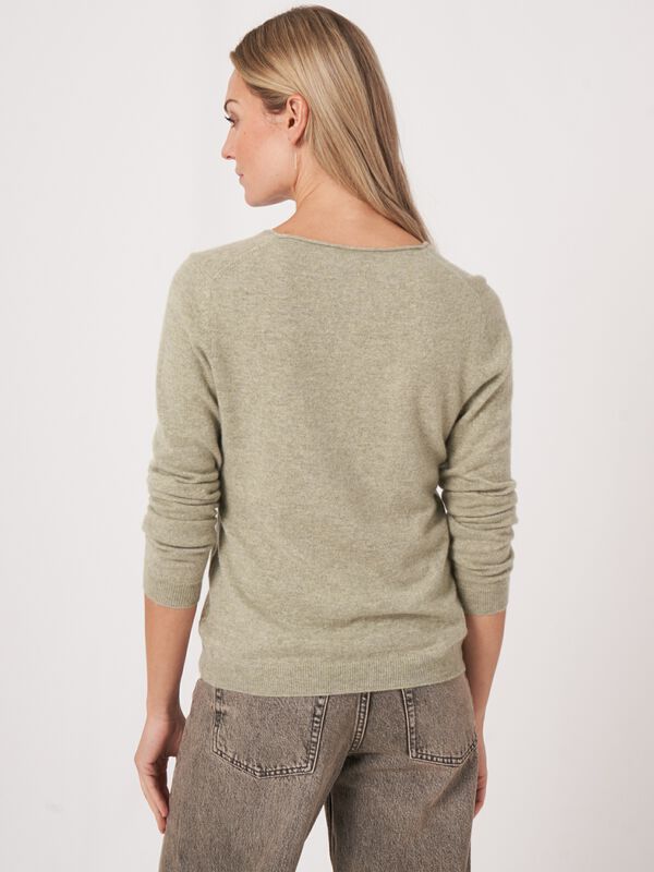 Basic organic cashmere V-neck sweater image number 1