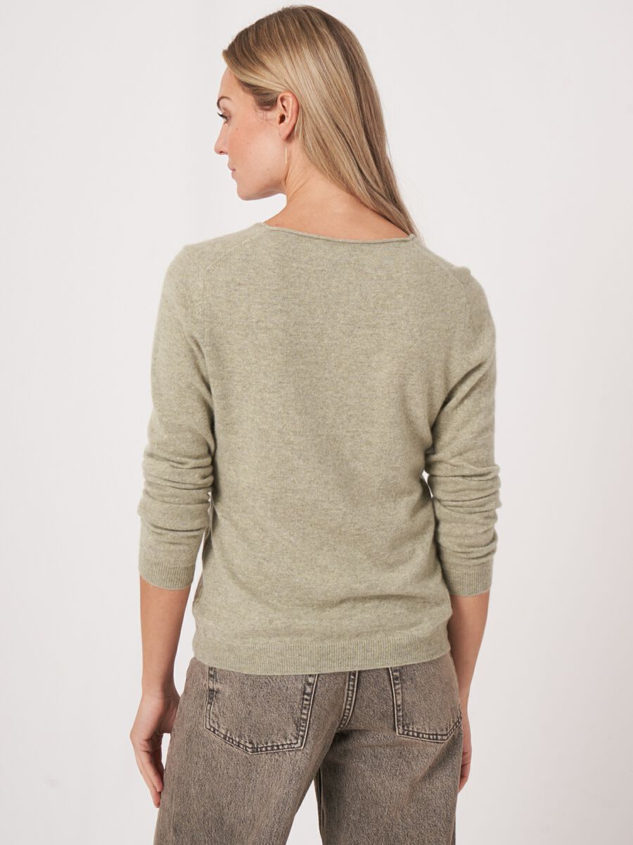 Basic organic cashmere V-neck sweater image number 1