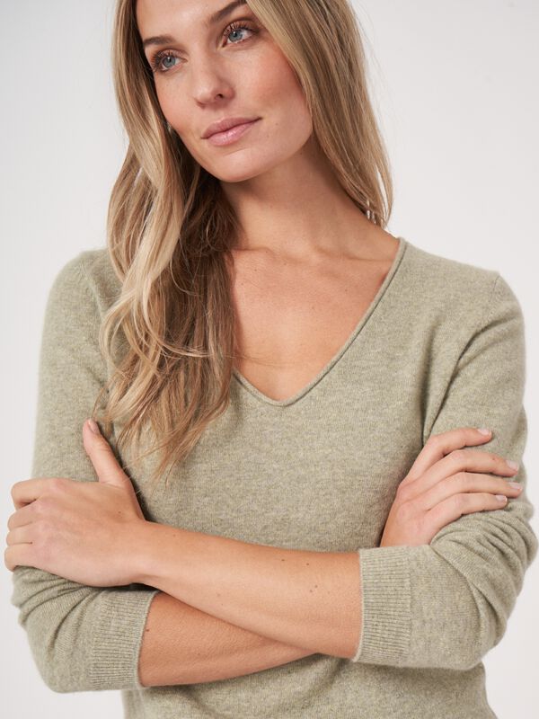 Basic organic cashmere V-neck sweater image number 2