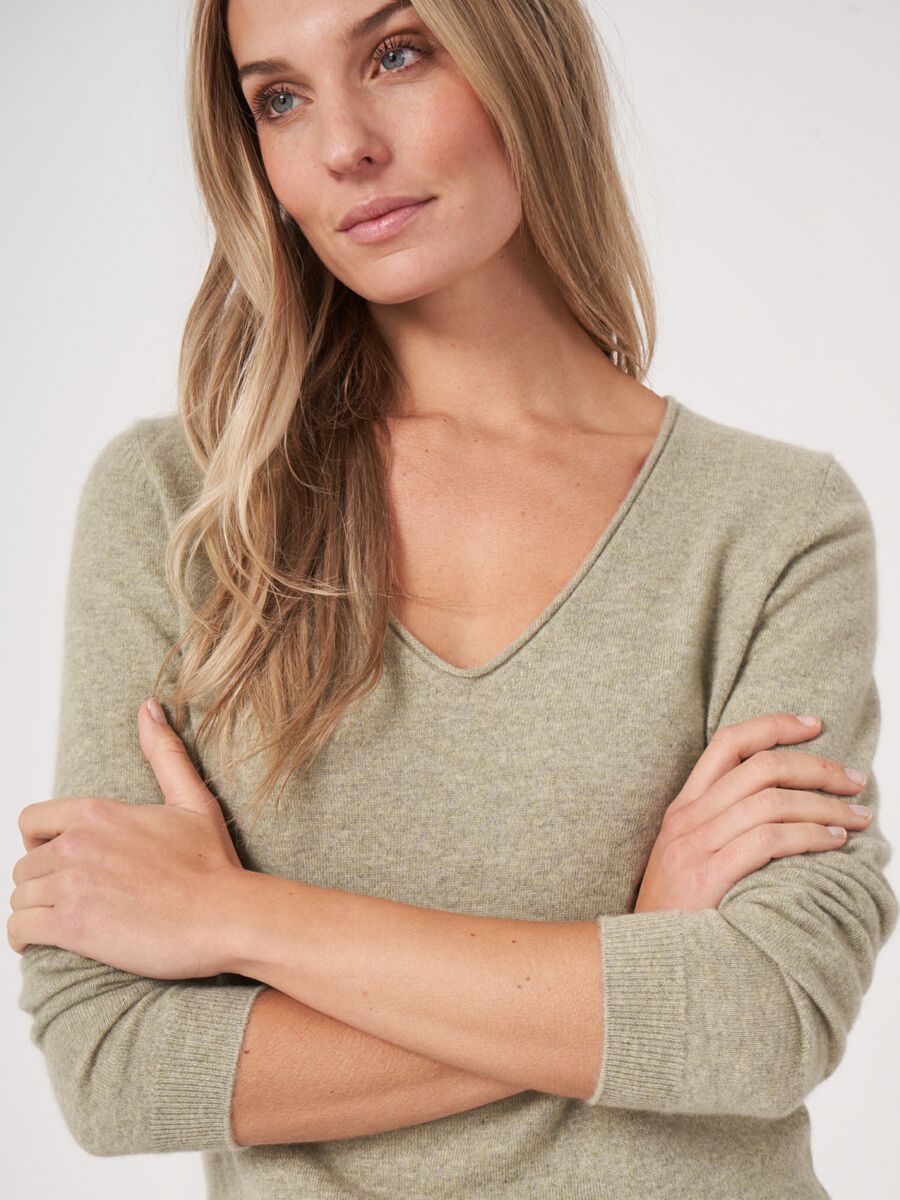 Basic organic cashmere V-neck sweater image number 2