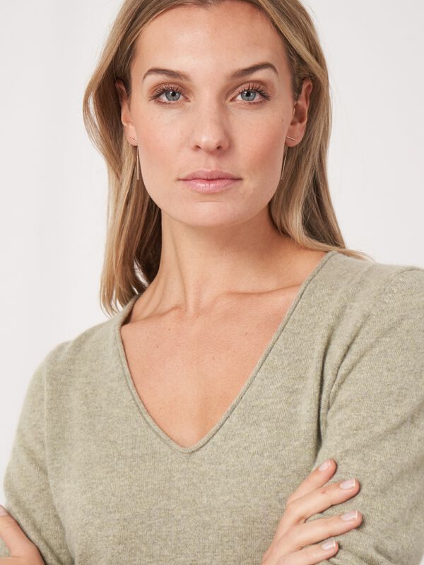 Basic organic cashmere V-neck sweater image number 3