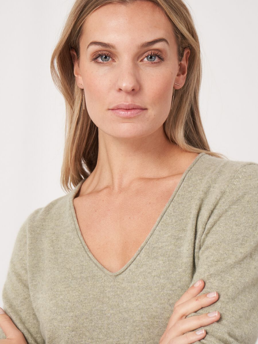 Basic organic cashmere V-neck sweater image number 3