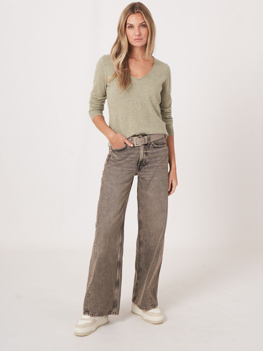 Basic organic cashmere V-neck sweater image number 4