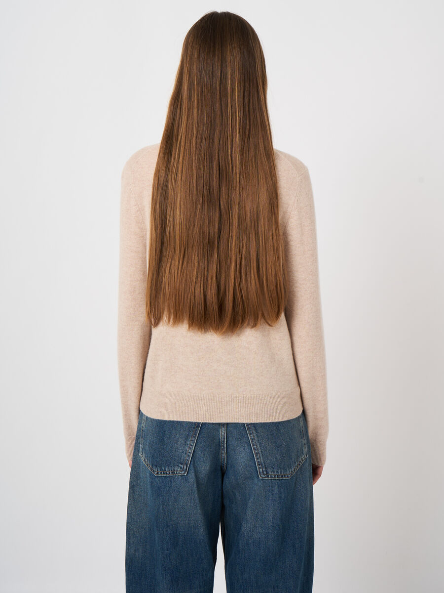 Pull col rond en cachemire biologique image number 3
